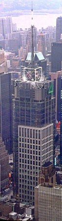 Condé Nast Building: Fue construido en el año 2000, y está ubicado en el 1472 de Broadway, en Nueva York. También conocido como “4 Times Square” el rascacielos cuanta con una moderna tecnología y es muy famoso por sus grandes anuncios electrónicos en el corazón de Manhattan.