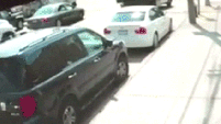 Un impresionante video de vigilancia captó el preciso instante en el que una camioneta que iba a alta velocidad chocó contra varios autos...