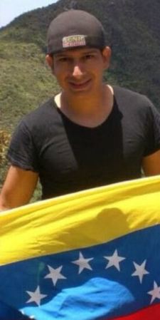 Roberto Redman, de 31 años, falleció el 12 de febrero luego de recibir un disparo en la cabeza mientras se encontraba manifestado en la Av. Arturo Uslar Pietri de Chacao y fue interceptado por un grupo de motorizados armados.
