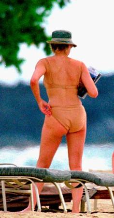 Aunque las maduritas también lo usan, aquí vemos a Sharon Stone (de espalda) quien ha despertado "bajas pasiones" en más de uno y que no dudo en usar este modelo en unas vacaciones a Hawai en el 2001.