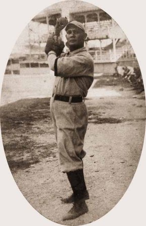 Luis "Mulo" Padrón fue un gran jugador del siglo XX, se dice que recibió una invitación al campo de entrenamiento de los White Sox, pero el color de su piel no pasó la prueba racial para jugar en Grandes Ligas.