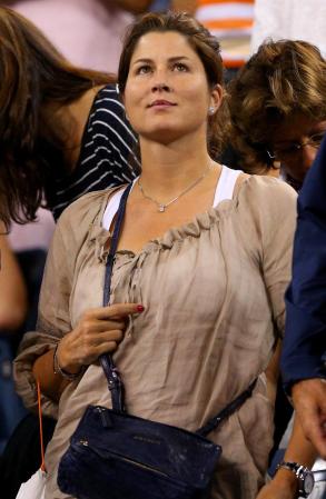 Mirka Federer observa el partido de sus esposo y padre de sus dos hijas.