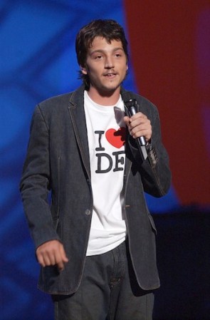 En esta foto, tomada en un evento de MTV en Miami en el que Diego Luna fue presentador, vemos como dejó muy claro su amor por el Distrito Federal.