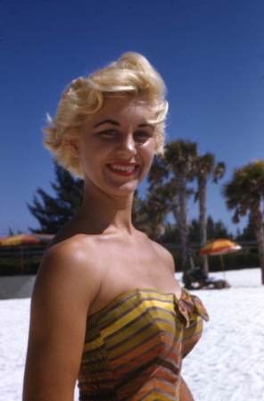 ¿Marilyn Monroe en Miami Beach? No, pero casi. Es la modelo Karen Kramer en la playa de Sarasota, década de 1950.