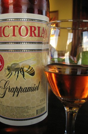 Grappamiel de Uruguay: elaborada a base de grapa y miel de abeja es, quizás, la costumbre más conocida de los bares y restoranes uruguayos.