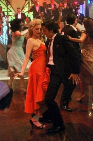 Romola Garai y Sela Ward forman parte del elenco de esta historia. Vemos a Romola bailando con Diego Luna.