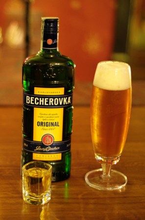 Becherovka, bebida típica de la República Checa. Es fuerte, con un 38% de contenido alcohólico. Debe tomarse en vasos pequeños y muy fría, a una temperatura de 5-10 grados bajo cero.