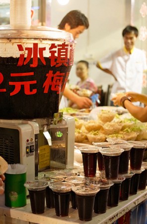 Suanmeitang es una bebida de ciruela agria, preparada con ciruelas ácidas, azúcar dura y otros ingredientes de tipo tradicional de China. Durante el verano se suele beber frío como alivio para el calor.