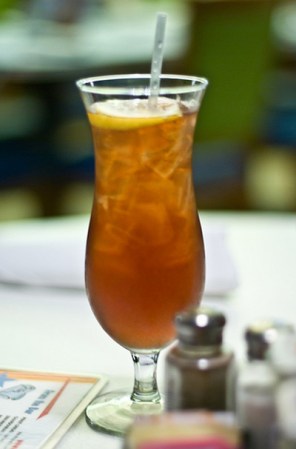 El Long Island iced tea refrescante bebida que combina ron, tequila, triple sec (Cointreau), vodka, ginebra, jugo de limón y refresco de cola.