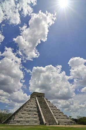Chichen Itzá, México. Es una de las Siete Maravillas del Mundo Moderno y encierra toda la magia y el misticismo de los dioses mayas. Es una ciudad antigua construida por la civilización maya en el siglo 9 dc, donde se encuentra el Templo de Kukulkán y el Templo de los Guerreros