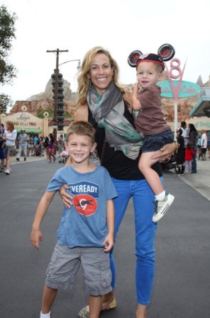 La cantante Sheryl Crow disfruta de la maternidad junto a sus hijos, Wyatt y Levi.