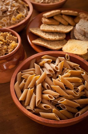 Granos enteros. Aunque en dosis excesivas puedan ser peligrosos, los alimentos con granos enteros aportan carbohidratos esenciales para prevenir el colesterol.