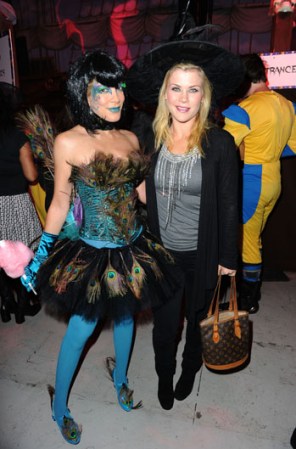 Tori Spelling (izquierda) en 2010