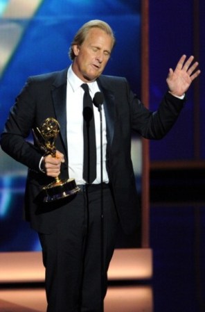 Jeff Daniels, un actor de larga trayectoria en televisión se llevó el premio a mejor actor dramático y agradeció a todos con gran humildad y elegancia.