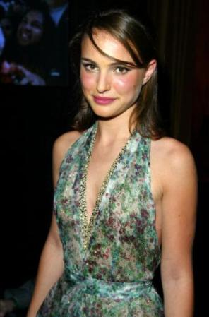 Natalie Portman, una belleza angelical. Nadie puede ser tan sensual como ella, su pecho destila elegancia y no hace falta un sujetador para apreciar sus formas perfectas.