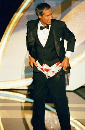 Chevy Chase fue uno de los más polémicos. El carismático y talentoso actor se burló durante toda la ceremonia de 1987 de los nominados y hasta los llamó 'farsantes de Hollywood'.