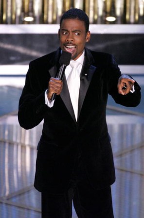 Chris Rock es confrontativo y no le importa ser políticamente incorrecto. Pero la Academia lo sabía cuando lo contrató para la gala del 2005. Sus comentarios y críticas a los artistas y films generaron tantas polémicas como risas.