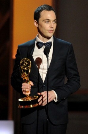 Jim Parsons se llevó su tercer premio Emmy por la interpretación del extravagante genio Sheldon Cooper en "The Big Bang theory".
