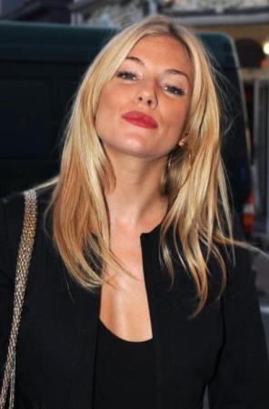 Siena Miller, es una mujer bella y descontracturada. Demuesta que no hace falta tener un pecho enorme para enamorar.