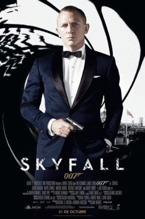 Skyfall es la última aventura del inmortal agente 007. En esta ocasión, los productoras han devuelto a la saga la potencia de una buena historia y de un villano formidable, interpretado por el implacable Javier Bardem.