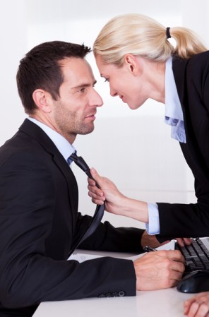 "Para lograr un aumento de sueldo". Si tu jefe te gusta, te excita, fantaseas con él y, además, necesitas un poco más de dinero cada mes, ¿qué harías?