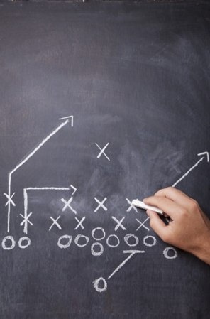 Enséñale los básicos y la estrategia de este deporte: cada equipo tiene cuatro oportunidades para avanzar; touchdown=6 puntos, el punto extra; gol de campo=3 puntos. Con esto puedes empezar y seguir con lo más complicado durante el juego.
