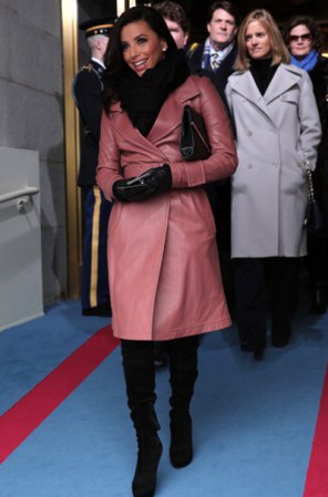 Eva Longoria acompañó su tapado rosa pálido con un clutch negro y un foulard de piel.