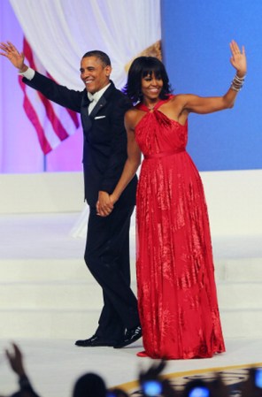 ¡Hacen una pareja de ensueño! Culimado el Baile, ambos se retiran de la sala. Para la gala, Michelle, cambió su peinado y optó por levantar las puntas de su cabello. El vestido de Jason Wu se lleva todas las miradas.