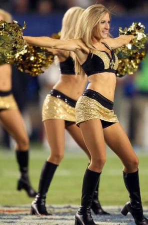 Las New Orleans Saints muestran sus habilidades y su belleza en el Super Bowl XLIV en Miami.