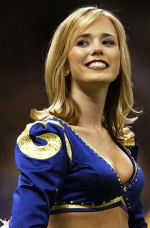 Esta bella porrista pertenece a los St. Louis Rams. Sonríe y muestra sus atributos en el Super Bowl XXXVI en New Orleans, Louisiana.