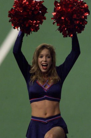En plena acción, la atractiva porrista de los Titans durante el Super Bowl Xxxiv en Atlanta, Georgia.