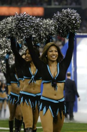 Las bellísimas TopCats, porristas de los Carolina Panthers, en plena actuació, durante el Super Bowl XXXVIII en Houston.