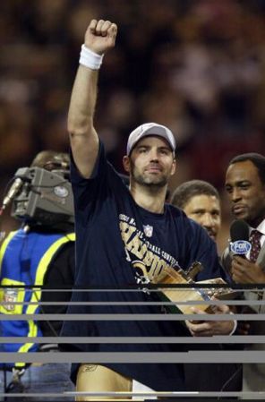 ¡El guapísimo Kurt Warner de los St.Louis Rams celebra el triunfo!