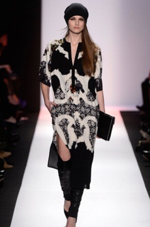 La firma BCBGMAXAZRIA presentó este look en dos tonos opuestos: blanco y negro, como este vestido camisero de estampas arabescas.