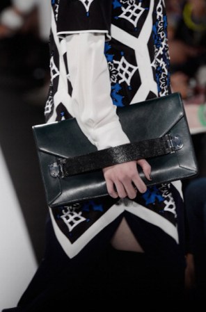 ¡Observen este clutch de cuero! Súper práctico para llevar.