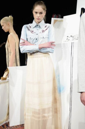 El estilo folk y romántico sigue vigente esta temporada, como se vio en el desfile de Candela Fall. La camisa de jean continúa su reinado en el guardarropas femenino.