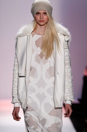 El blanco ya no es más un tono de verano. Veremos este tono cubriendo las vidrieras de invierno. BCBGMAXAZRIA propone un look total white para combatir el frío.