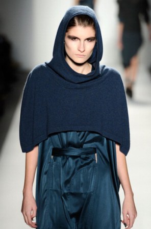 El azul es un tono que no pierde vigencia y lo seguiremos viendo esta temporada. Nicholas K, presentó en su desfile, un vestido y un mini abrigo tejido del mismo tono.