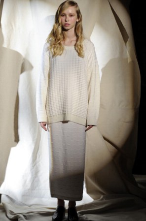 De nuevo, el reinado del blanco se evidencia en otro look. Suzanne Rae, propone este color como el tono IT del invierno.