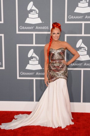 La cantante Bonnie McKee luce electrizante con un look súper original. El vestido strapless metalizado con cola es ideal para una noche en la que todo vale.