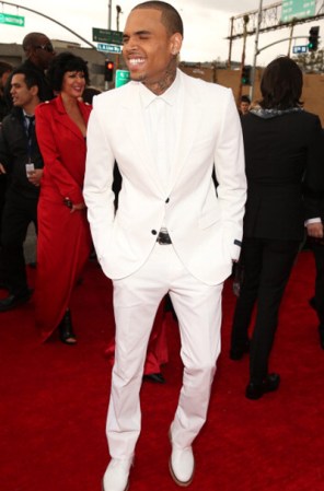 Recientemente accidentado, Chris Brown eligió un outfit total white de Lanvin ¡Luce muy hot!
