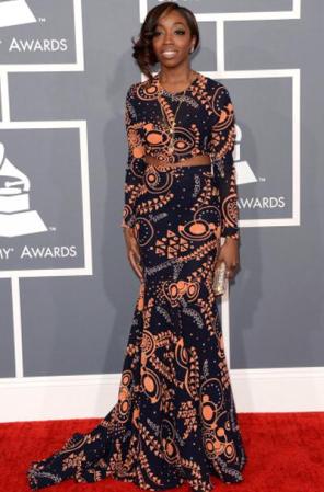 La cantante Estelle luce bellísima con un modelo de dos piezas y estampa súper divertida ¡Un hit su look!