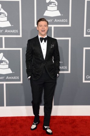 ¡Un gran regreso para Justin Timberlake! El artista luce espectacular tras unos años alejado de la música en un traje del diseñador Tom Ford ¡Observen sus zapatos en blanco y negro, realmente un gran acierto!
