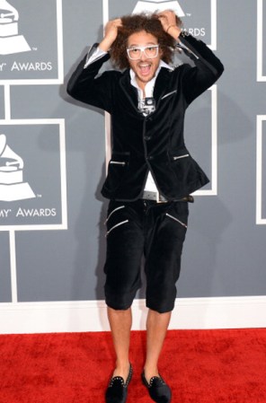 El cantante RedFoo de LMFAO apostó a un look descontracturado ¿Qué opinan de sus bermudas? ¡Nos encantan sus slippers!