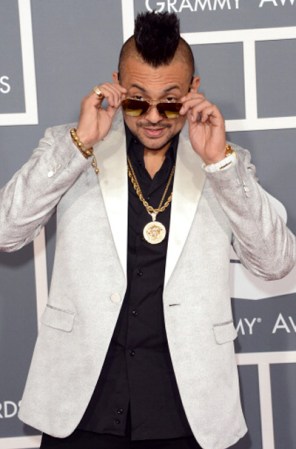 ¡Sean Paul apostó al bling bling! Luce como una mega estrella ¡El saco color blanco de Viktor and Rolf marca la diferencia!