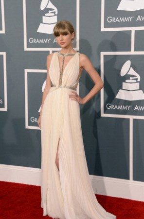 Taylor Swift parece una diosa griega en este hermoso vestido color crema de J. Mendel