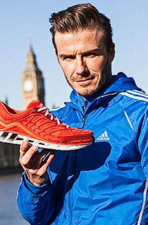 Como rostro de Adidas, promoviendo los botines.