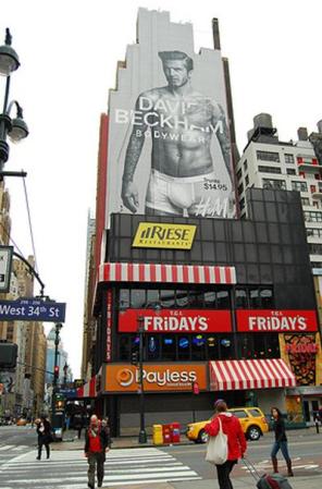 Las calles de la ciudad, decoradas con la publicidad de Beckham en ropa interior para H&M.
