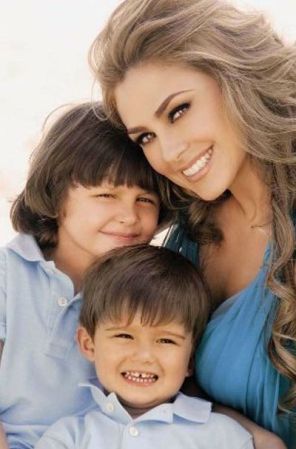 Este es su mejor papel protagónico: ¡como mamá! Sus pequeños Miguel y Daniel la hacen lucir más bella y plena que nunca.