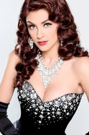 Para su protagónico en la obra teatral "Perfume de Gardenia" lució un estilo burlesque, propio del cabaret. Oscureció su cabellera y se la vio con trajes recargados con brillos¡Una auténtica pin up girl!